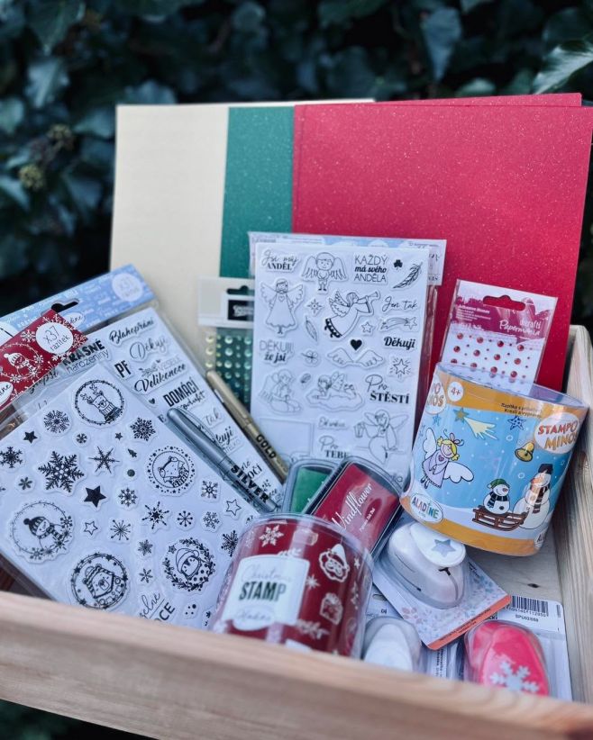 ⭐️Inspirace na výrobu přáníček⭐️ Razítka s vánočními motivy a ozdobný papír Mika s třpytivým efektem. ⭐️...